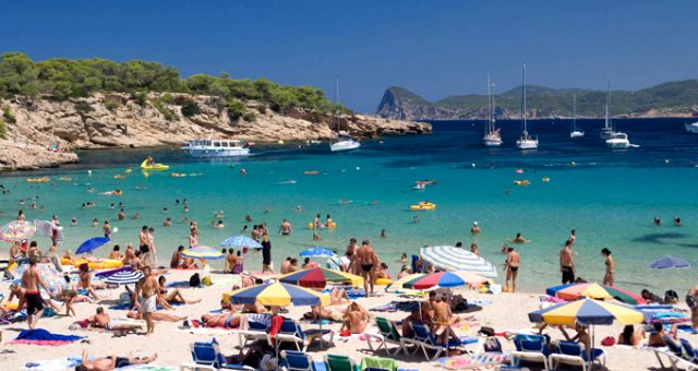 Ucuz tatil vaadiyle yüzlerce kişiyi dolandıran 23 kişi yakalandı