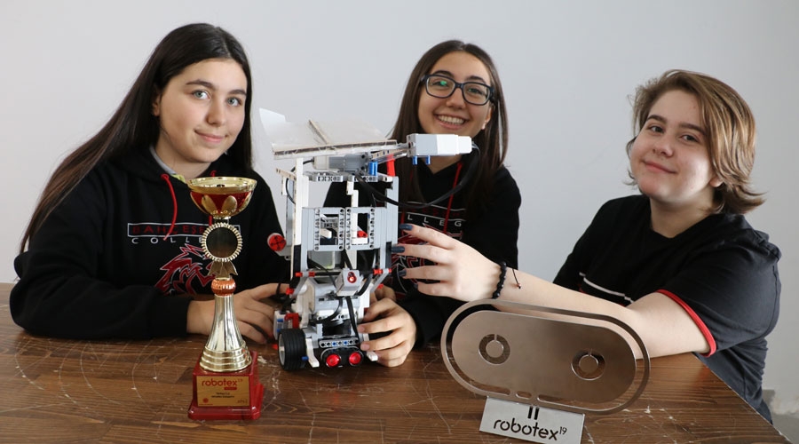 Kız öğrenciler ‘yangın söndürme robotu’yla dünya ikincisi oldu