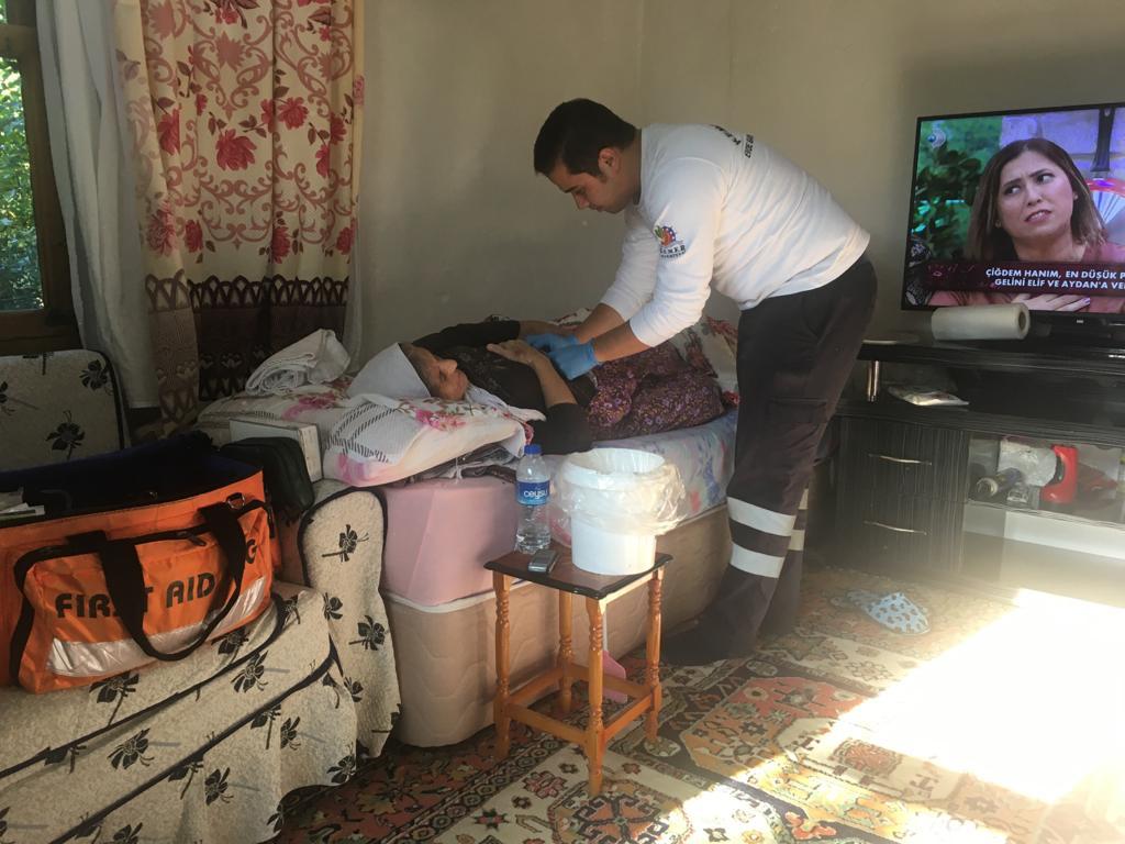 KEMER BELEDİYESİ YAŞLI VATANDAŞLARIN EVLERİNDE BAKIMLARINI YAPIYOR