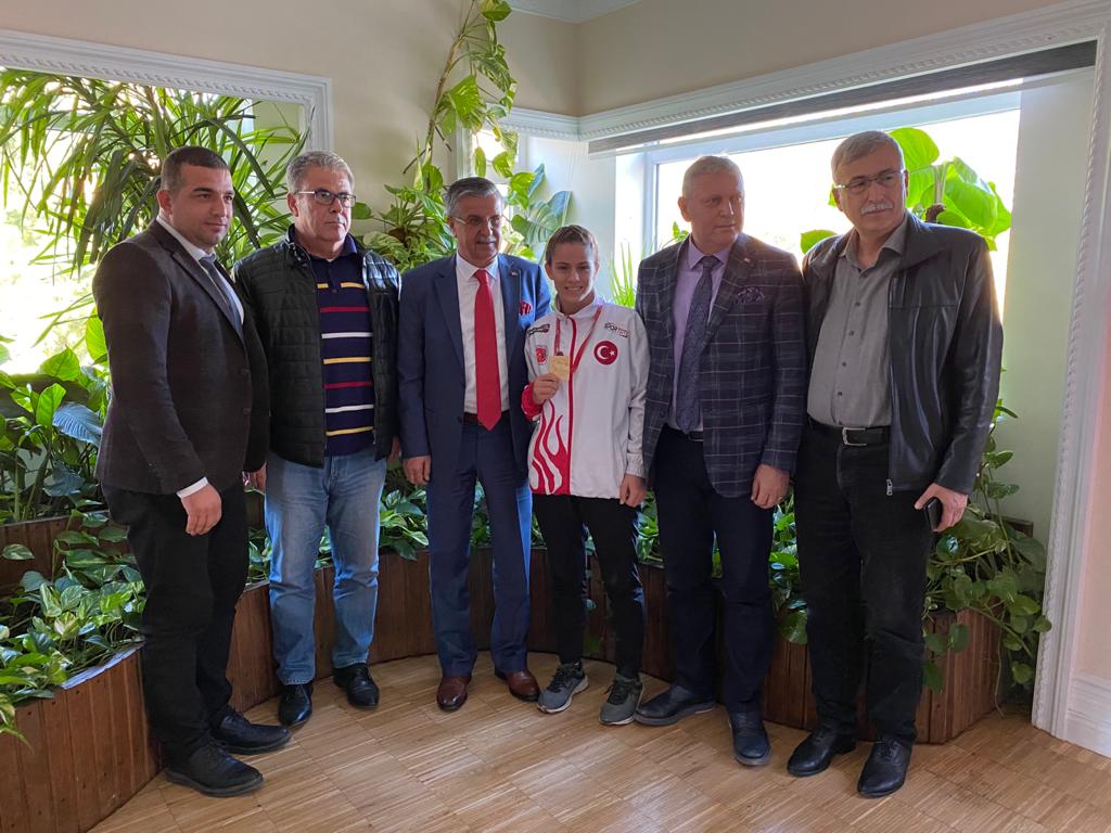 MUAY THAİ AVRUPA ŞAMPİYONU ARPACI’DAN KEMER BELEDİYESİ’NE ZİYARET