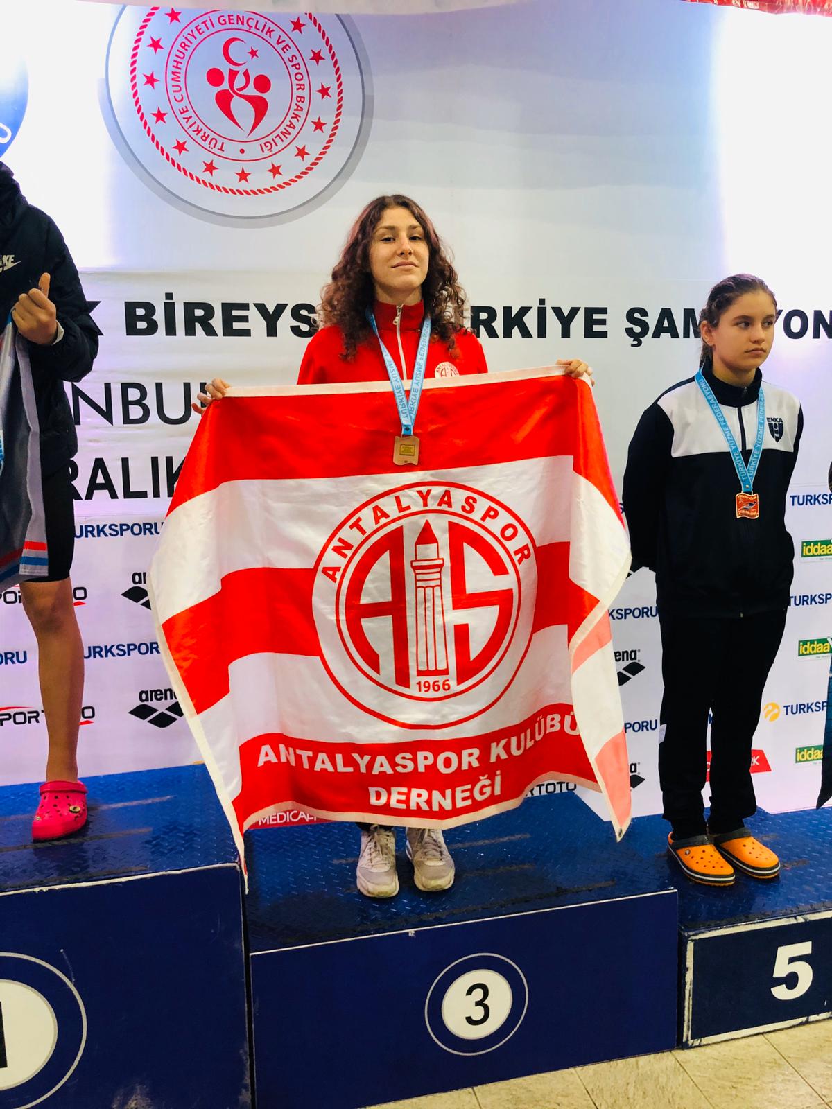 Antalyaspor yüzme takımı madalyaları topluyor