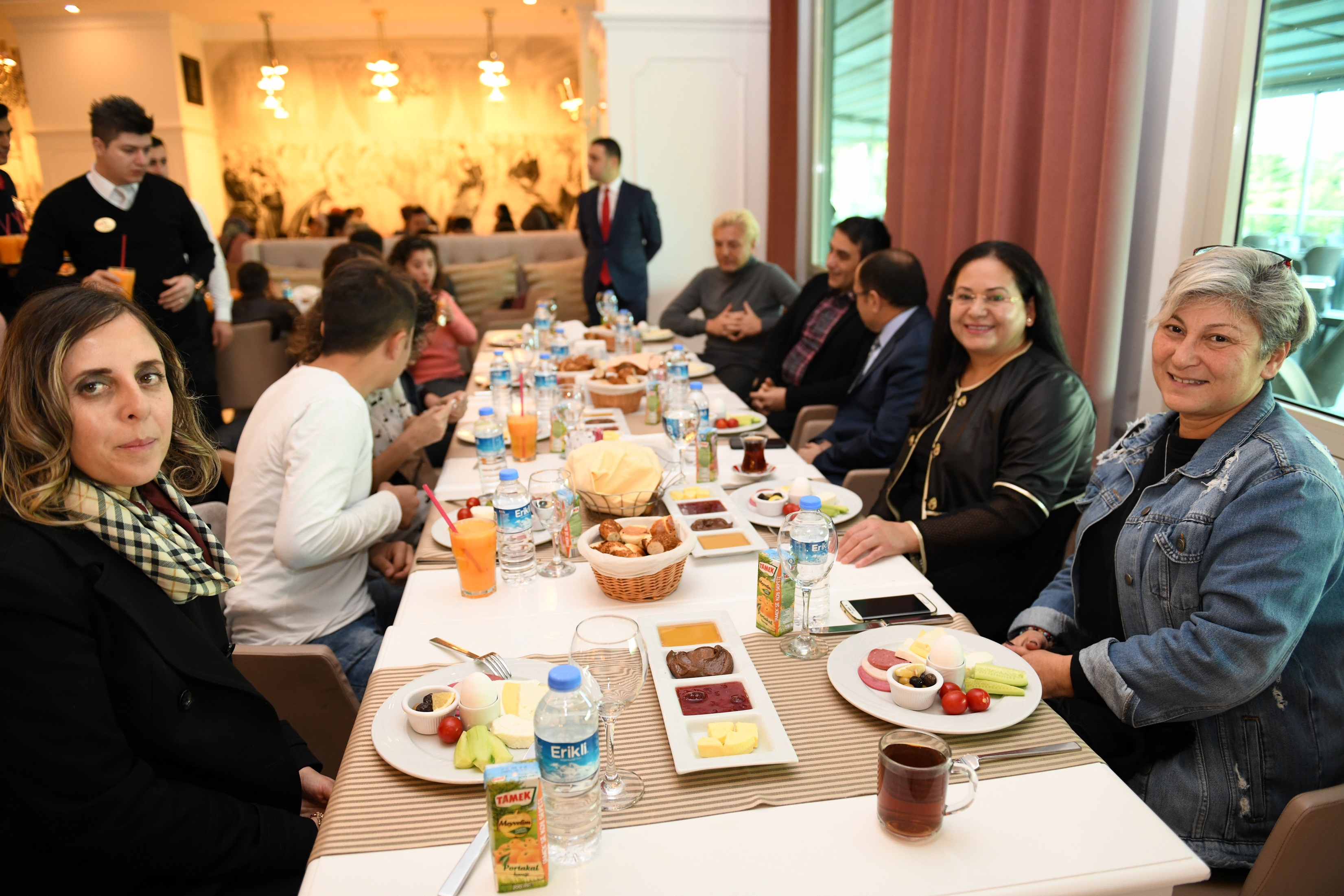 165 ÖZEL ÇOCUK KAHVALTIDA BİR ARAYA GELDİ