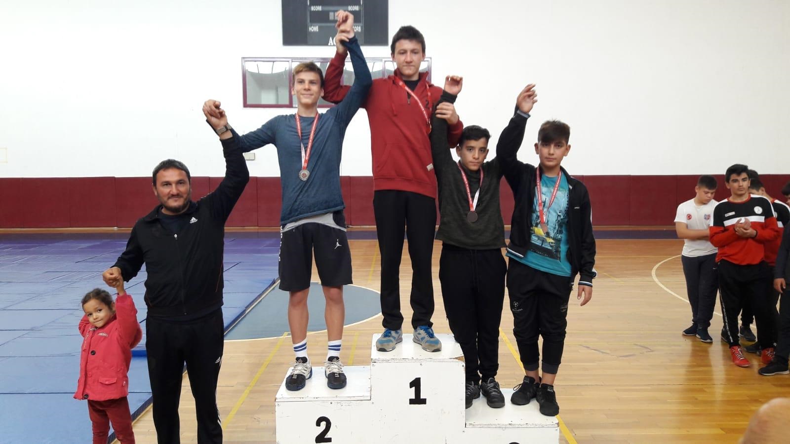 Kepez’in sırtı yere gelmiyor