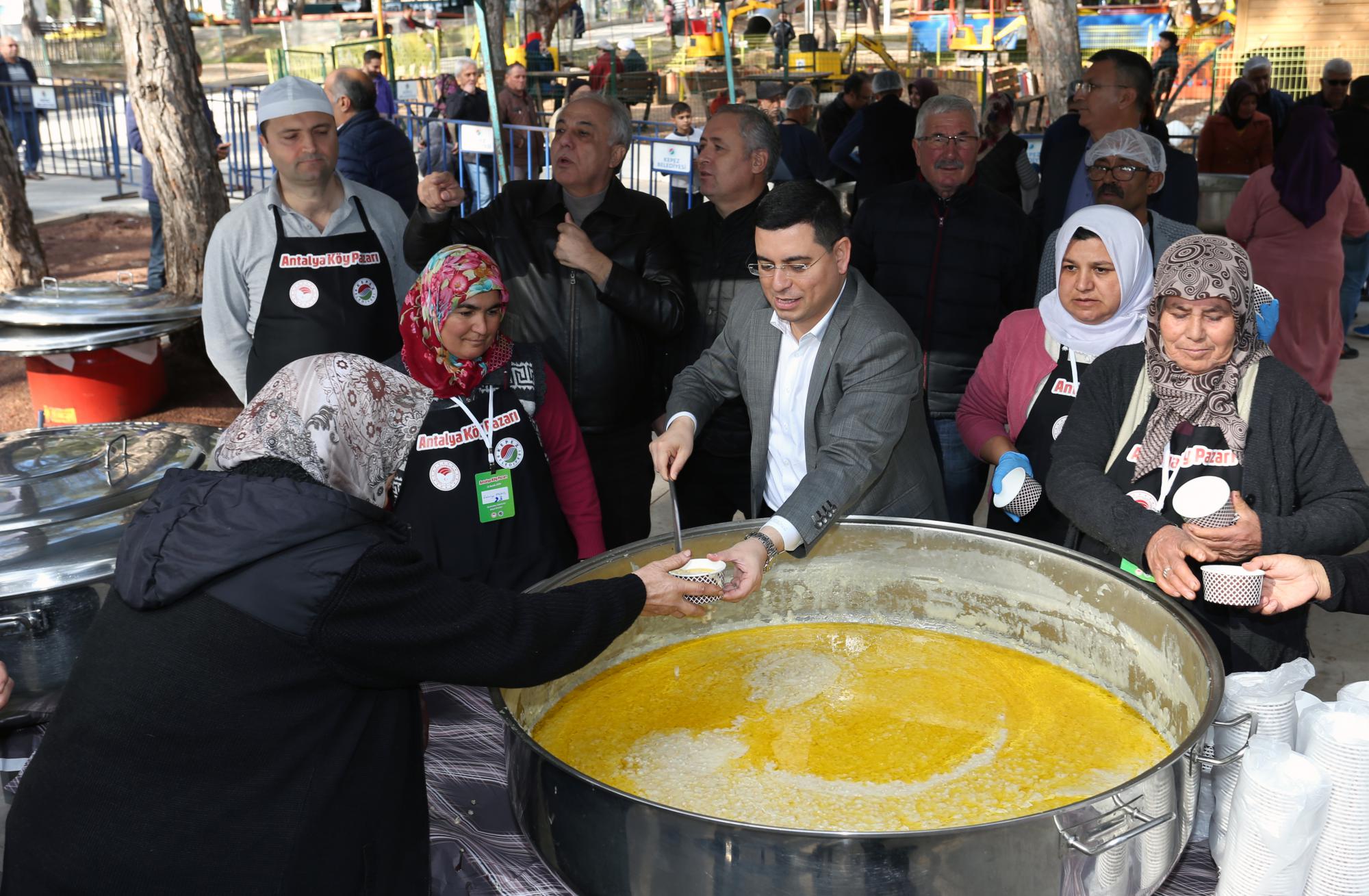 Köy pazarında panayır havası yaşanıyor