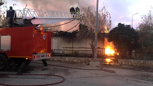 Antalya’da çıkan yangında 2 ev kullanılamaz hale geldi