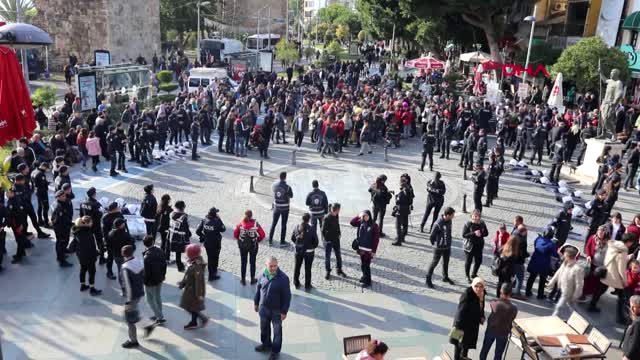 Antalya’da kadınların ‘danslı protestosuna’ polis engeli