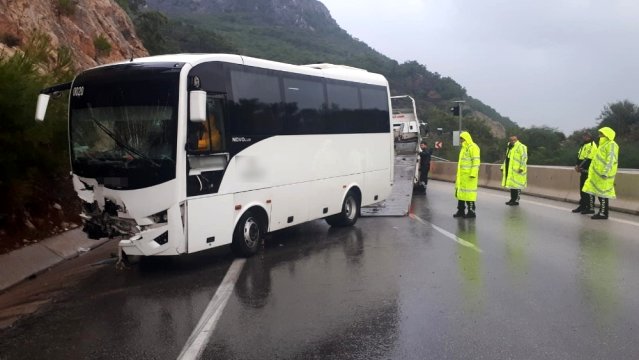 Antalya’da servis minibüsü kazası: 13 yaralı