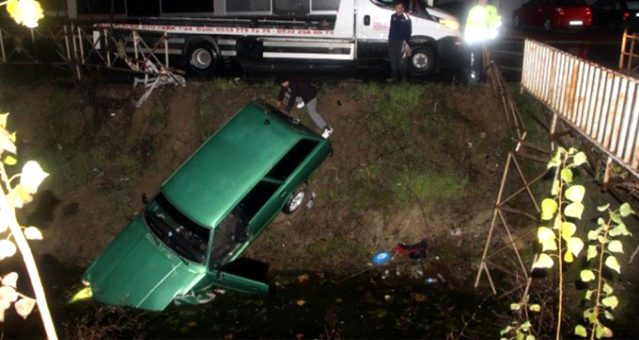 Antalya’da sürücü kanala uçan otomobilden burnu bile kanamadan çıktı