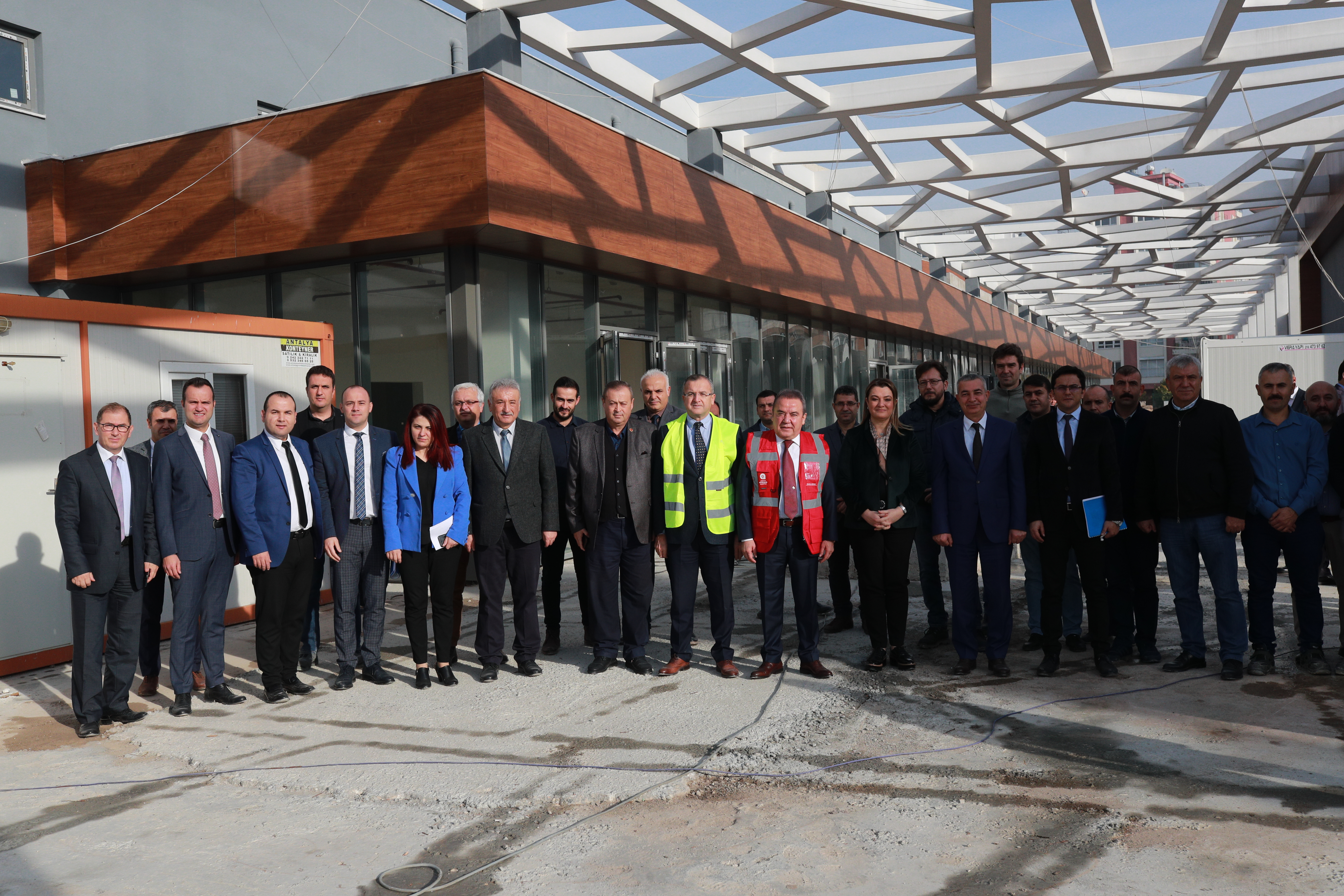 Başkan Böcek yarım kalan Sedir Spor Kompleksi’ni tamamlıyor
