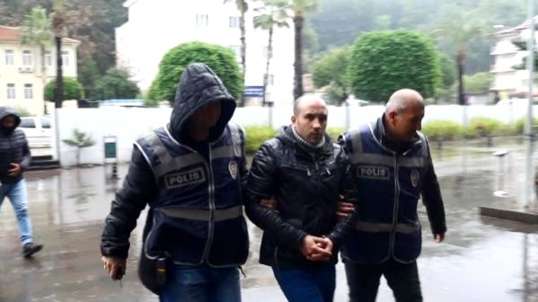 İstismarda bulunup, fotoğraflarını çektiğini öne sürdüğü kişiyi bıçakladı