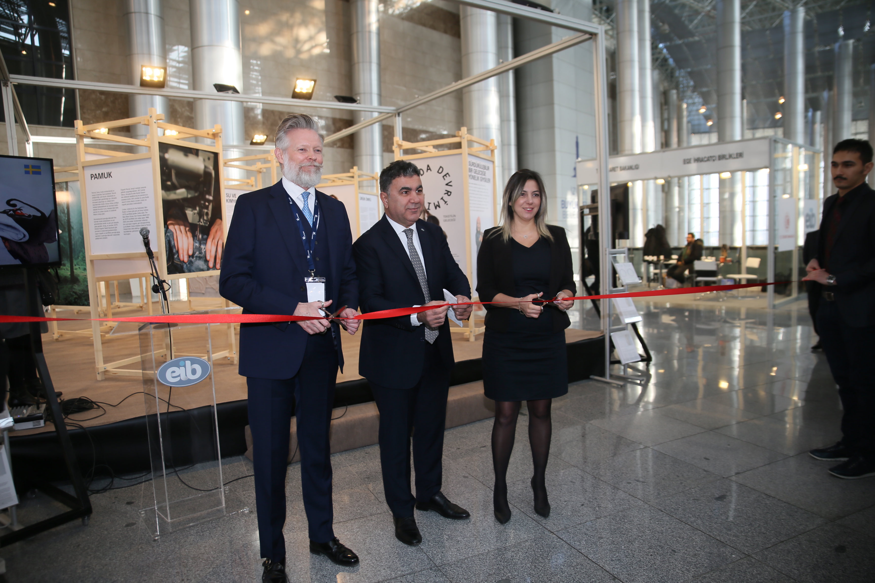 Moda Devrimi Sergisi açıldı