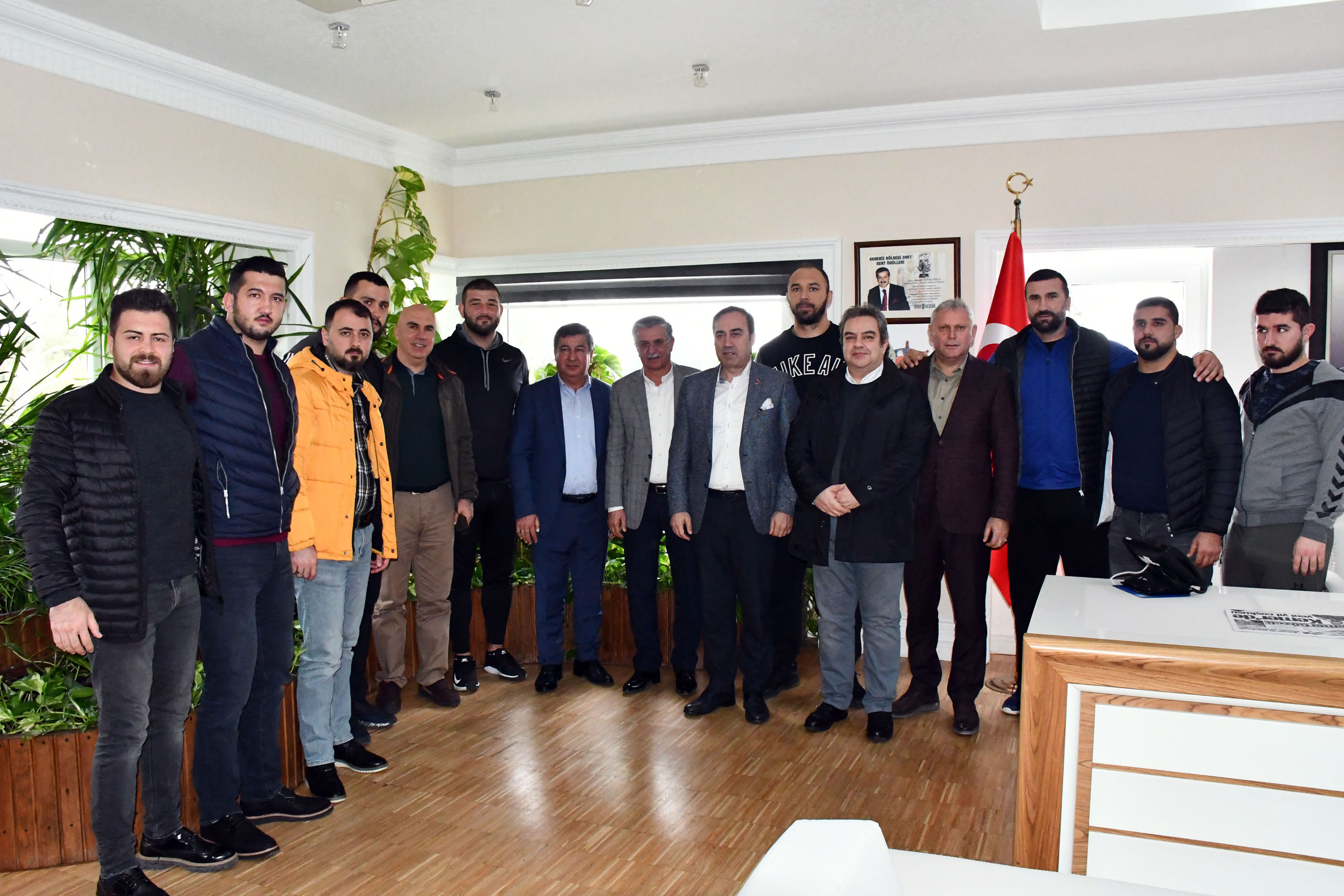 BAŞPEHLİVAN ALİ GÜRBÜZ’DEN BAŞKAN TOPALOĞLU’NA ZİYARET