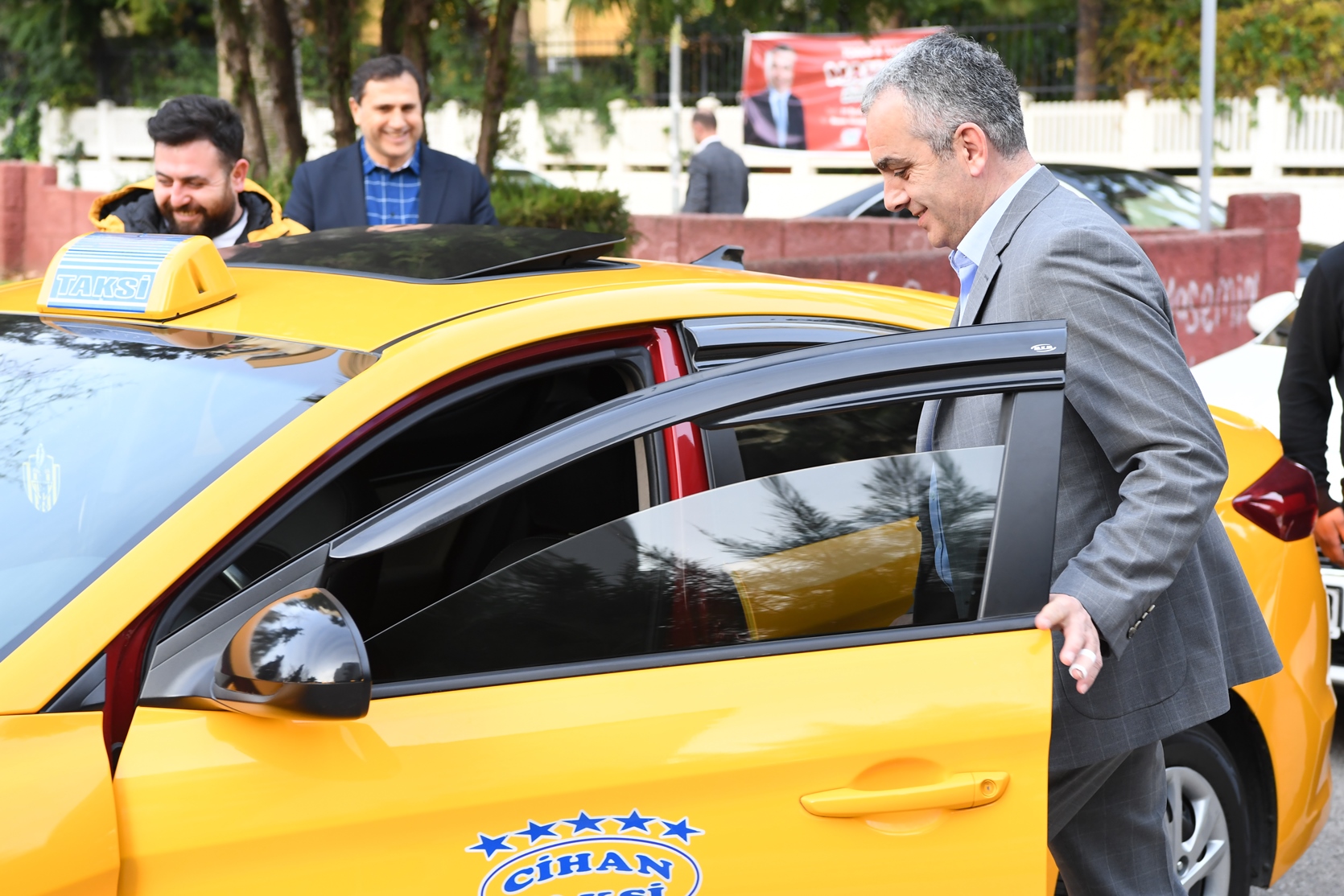 Başkan Esen, taksi direksiyonuna geçti…