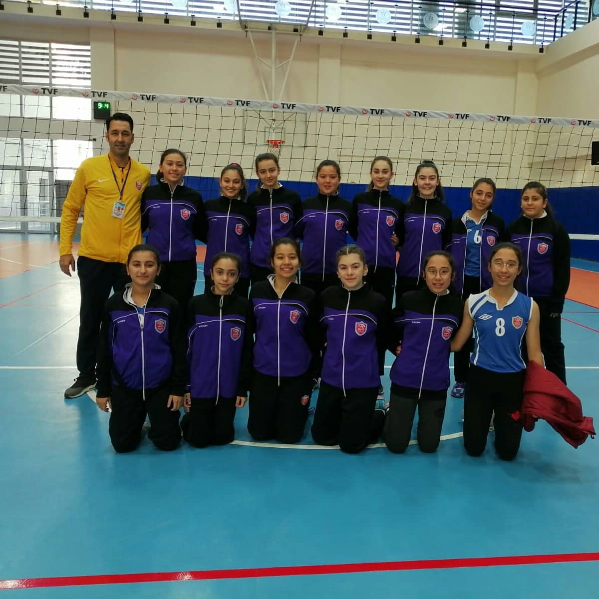 Kepez’in midi kızlarından galibiyet