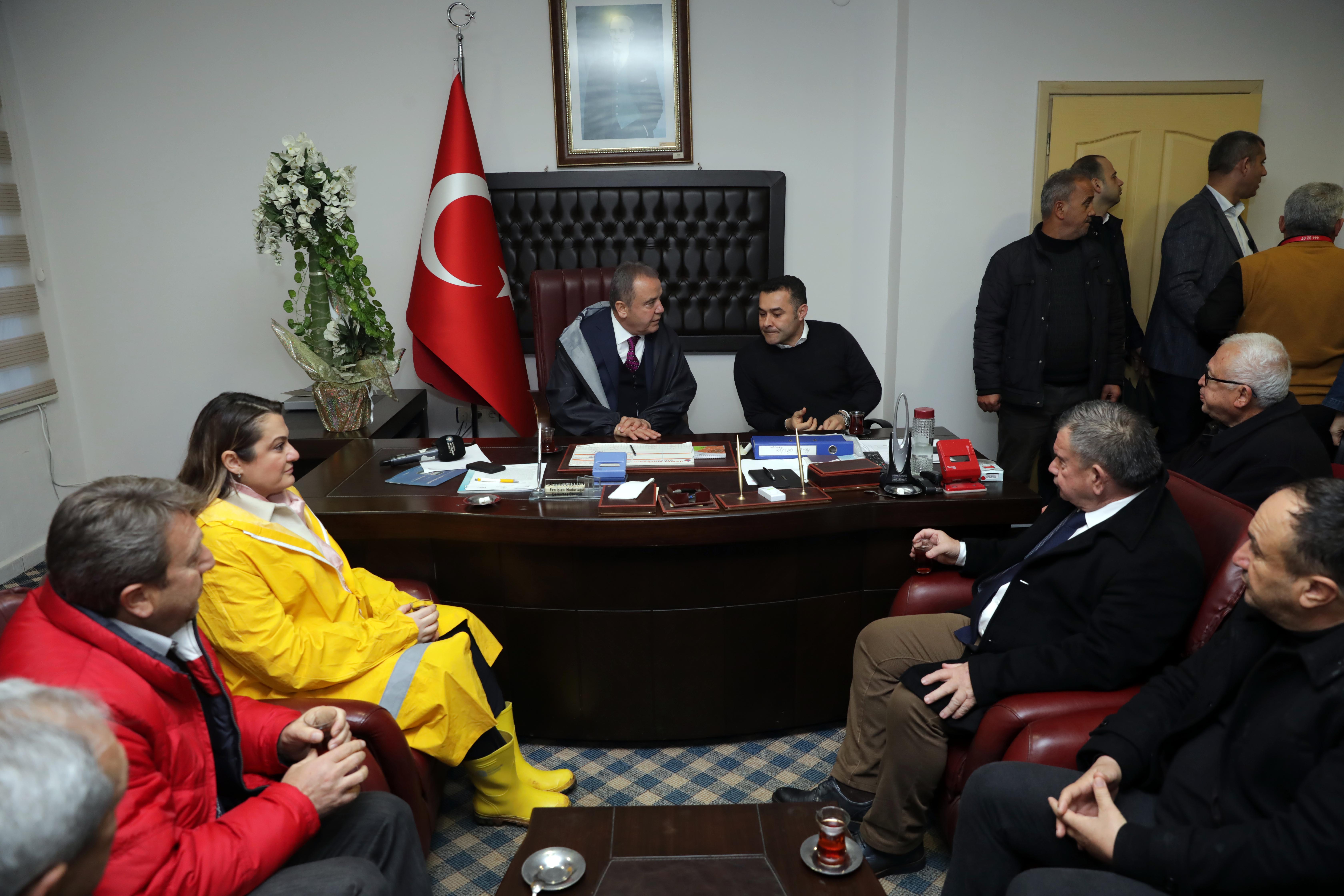 Başkan Böcek Alanya’da iş yerlerini su basan esnafı ziyaret etti