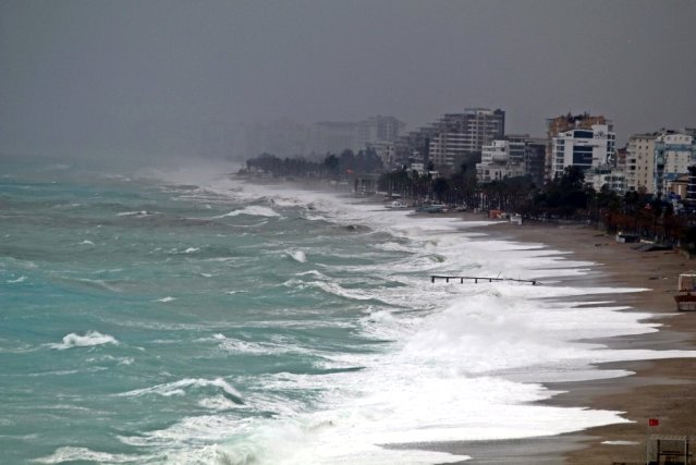 Antalya’da dev dalgalar sahili dövdü