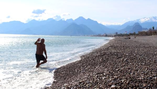 Antalya’da fırtınanın ardından deniz keyfi