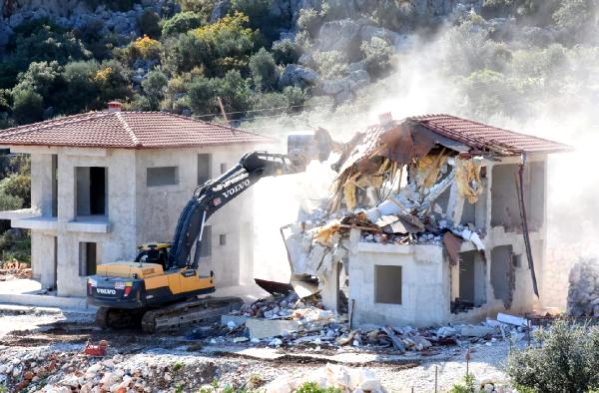 Demre’de sit alanına yapılan 4 kaçak villa yıkıldı