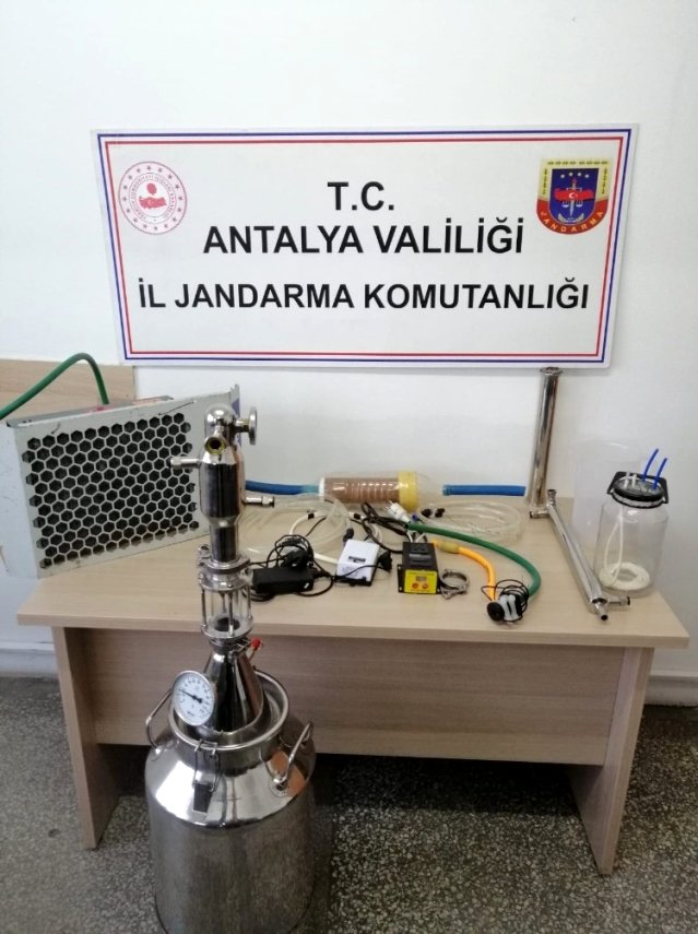 Evinde kurduğu alkol imalatı düzeneğini sosyal medyada paylaşınca yakalandı