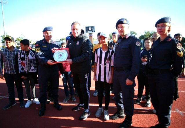 Jandarma, öğrencileri Beşiktaş ile buluşturdu