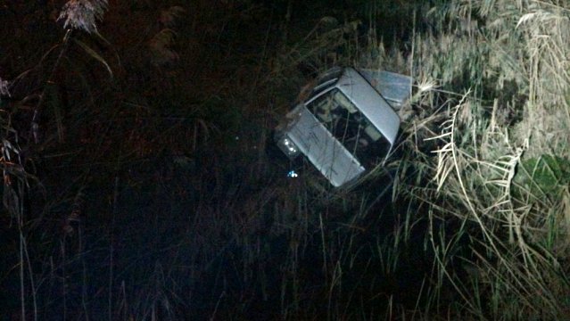 Otomobiliyle dereye uçan alkollü sürücü polise zor anlar yaşattı