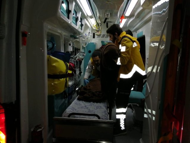 16 göçmeni taşıyan bot batmaktan son anda kurtuldu