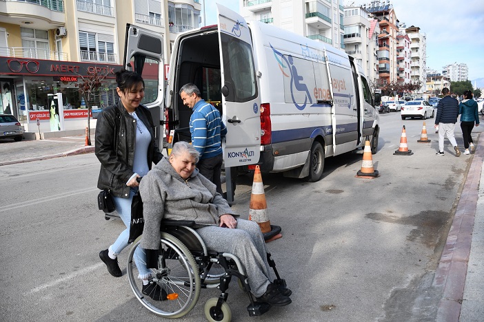 Konyaaltı Belediyesi’nden engelli bireylere ulaşım kolaylığı