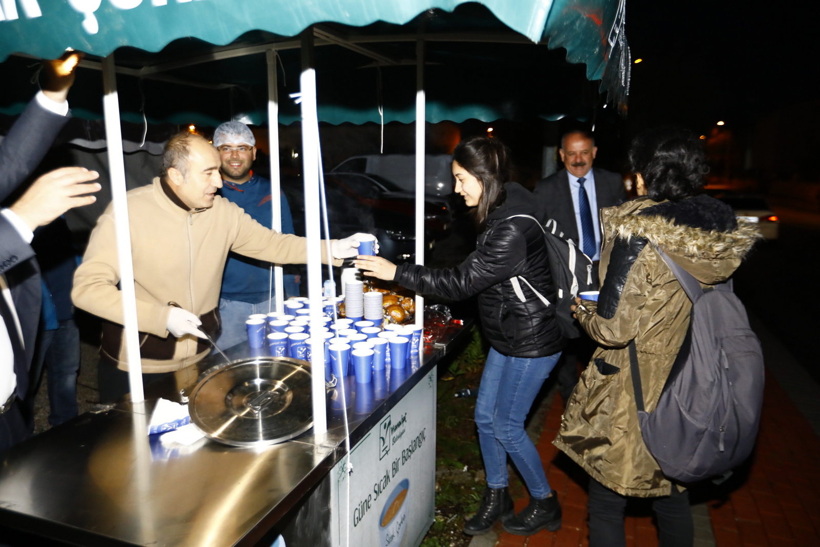 Manavgat Belediyesi’nden sıcak çorba ikramı