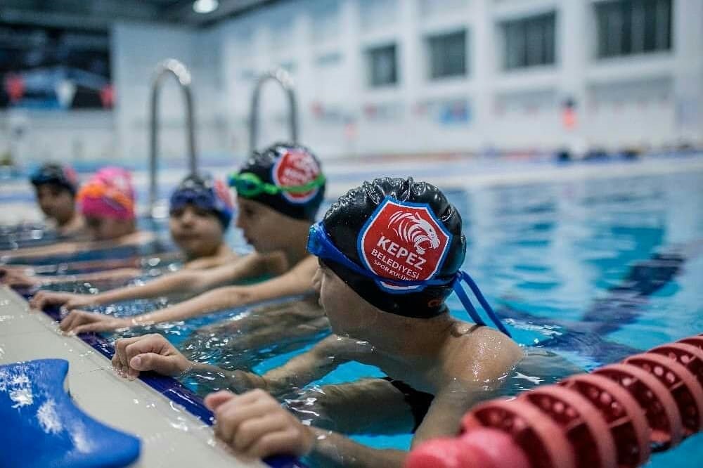 Kepez’de yüzme kurslarına büyük ilgi