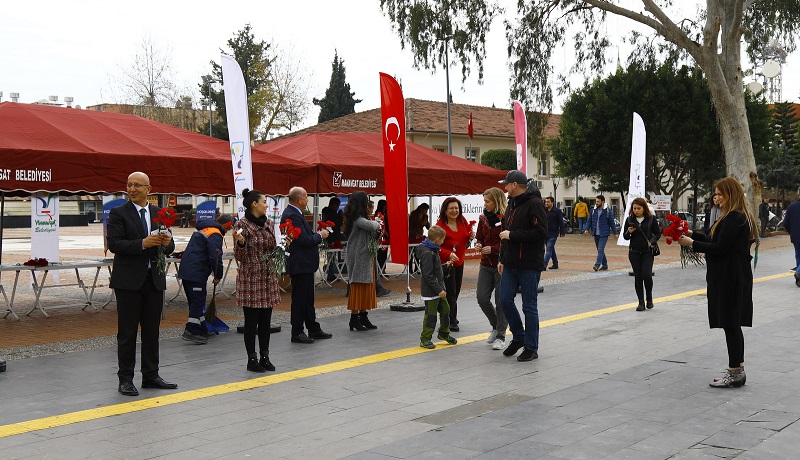 MANAVGAT BELEDİYESİ’NDEN HEDİYE ÇİÇEK DAĞITIMI