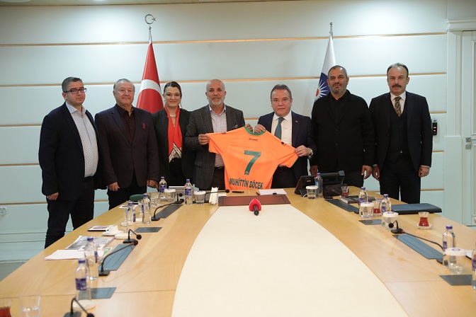 Böcek’ten Alanyaspor ve taraftarına marş hediyesi