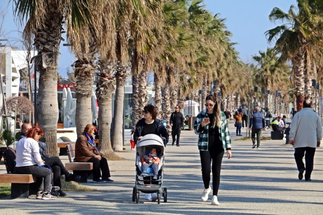 Antalya’da hava sıcaklığı 21 dereceye çıkınca vatandaşlar soluğu sahilde aldı