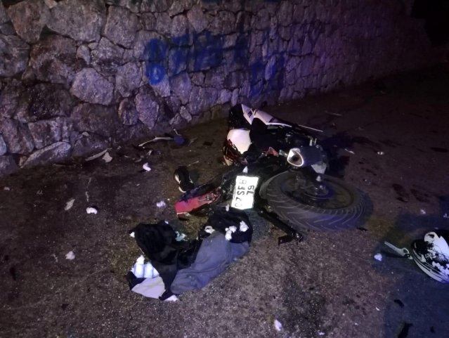 Ters şeride giren otomobilin motosikletle çarpıştı: 1 ölü