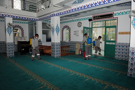 CAMİLER VE DURAKLAR KORONAVİRÜSE KARŞI DEZENFEKTE EDİLİYOR