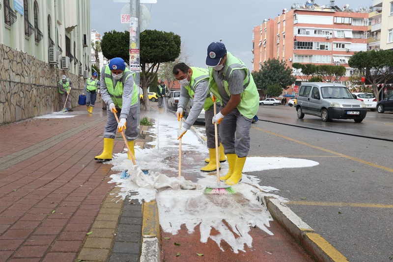 Kepez’in sokaklarında koronavirüs temizliği