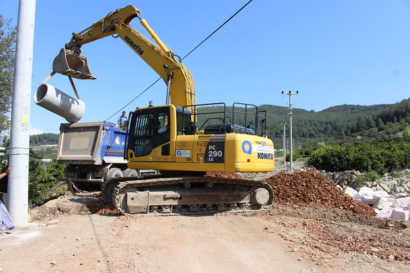 Kumluca’da yol bakım, onarım ve yama çalışması yapıldı