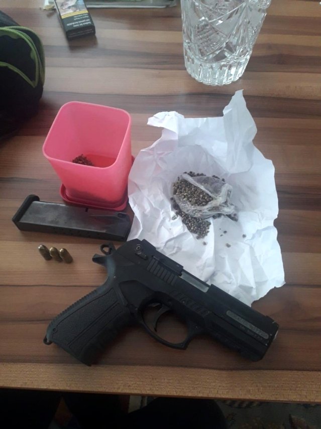 Alanya’da ruhsatsız tabanca ve uyuşturucu ele geçirildi