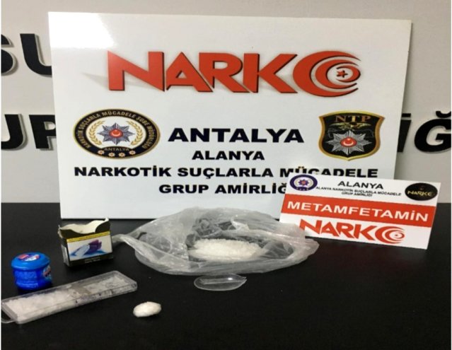 Alanya’da uyuşturucu tacirlerine otel odasında baskın
