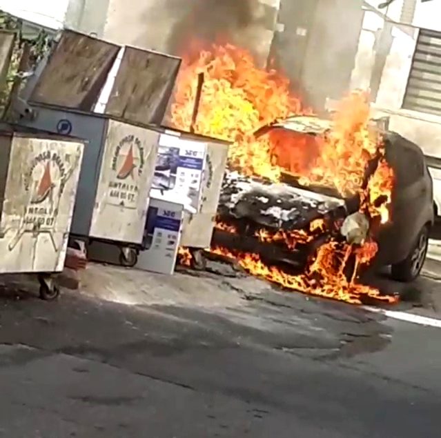 Antalya’da otomobil cayır cayır yandı