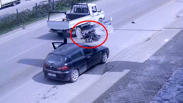 Kamyonetin altında 50 metre sürüklenen motosiklet sürücüsü, hayatta kaldığına inanamadı