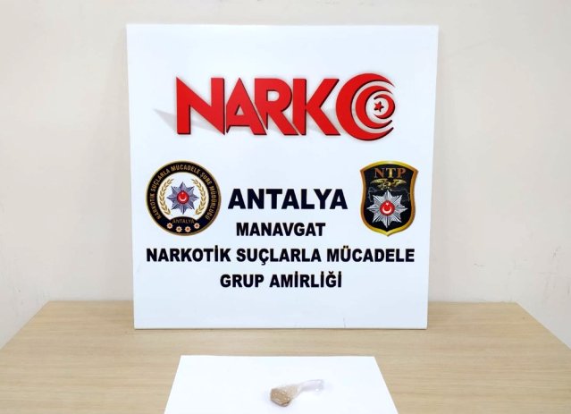 Manavgat’ta ruhsatsız tabanca ve uyuşturucu ele geçirildi