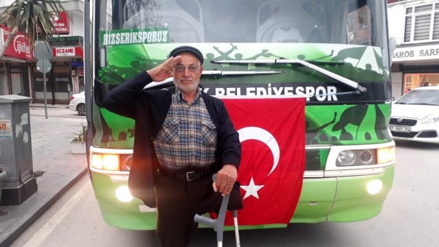 Tek bacağıyla şehidi son yolculuğunda yalnız bırakmadı
