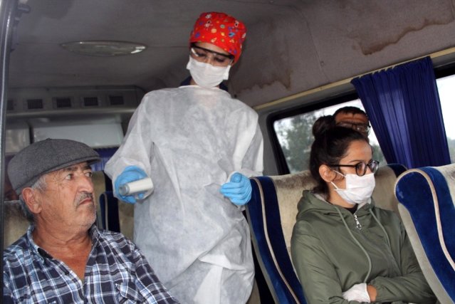 UMKE görevlileri güvenlik kontrol noktalarında vatandaşların ateşini ölçüyor