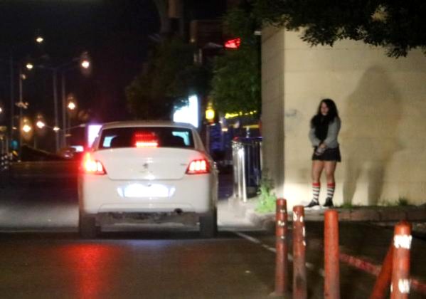 Yasağa rağmen caddede fuhuş pazarlığı