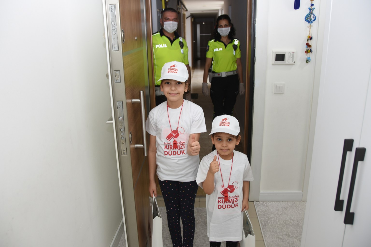 Antalya’da Trafik Haftası kapsamında çocuklar evlerinde bilgilendirildi