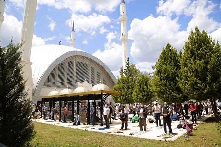 Döşemealtı’nda Camiler Cuma namazıyla ibadete açıldı