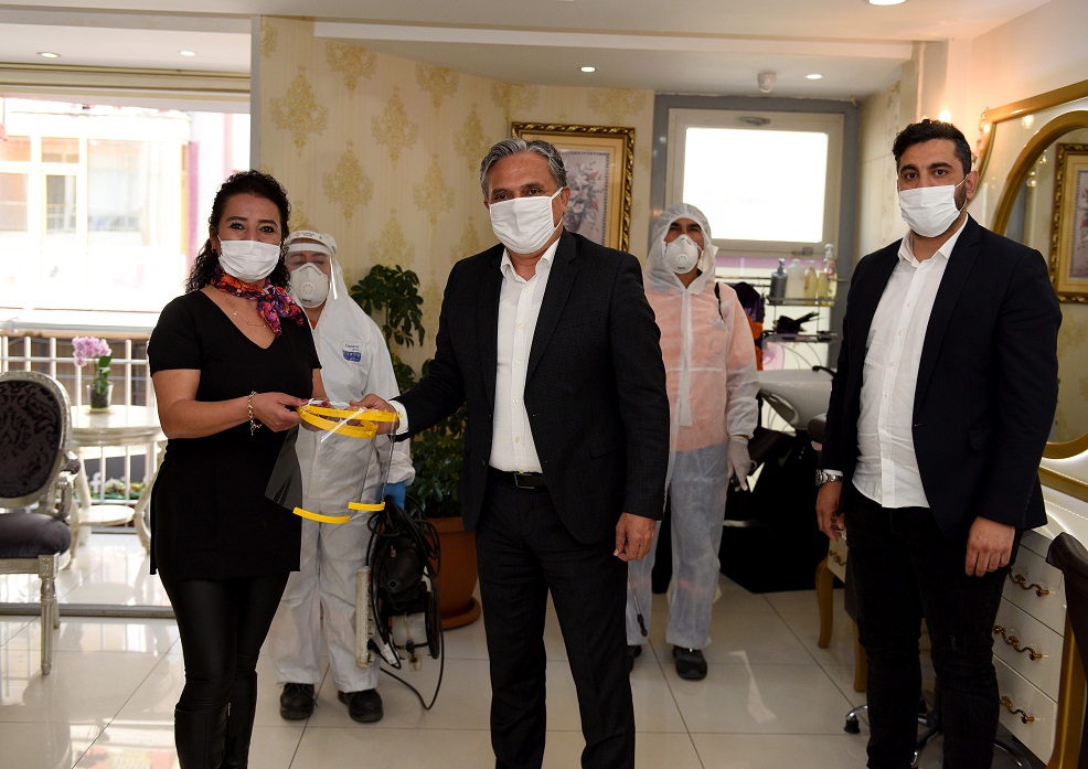 Berber ve kuaförlere yüz koruyucu maske