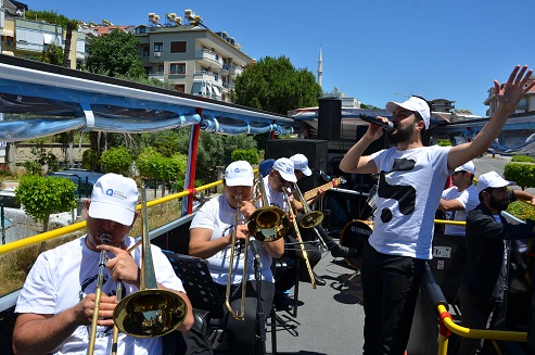 Bayram Büyükşehir’in mobil konserleriyle şenlendi
