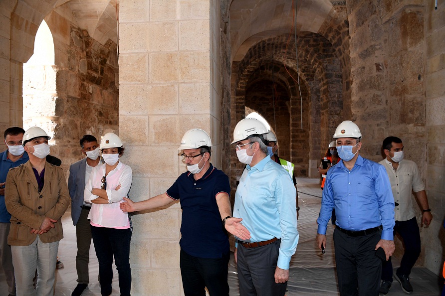 ŞEHZADE KORKUT CAMİİNDE AHŞAP İŞLEMELER GÖZ KAMAŞTIRACAK