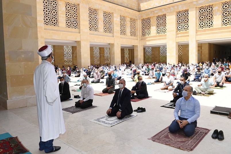 15 BİN KİŞİLİK CAMİDE 750 KİŞİLİK İLK CUMA NAMAZI